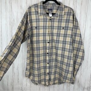 Patagonia XL men’s plaid cream gray flannel